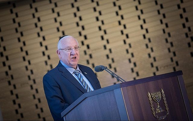 Le président Reuven Rivlin prononce un discours durant une cérémonie d'hommage aux soldats tués pendant la Première guerre du Liban, au cimetière militaire du mont Herzl, à Jérusalem, le 18 juin 2019. (Crédit :Noam Revkin Fenton/Flash90)