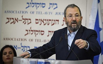 L'ancien Premier ministre Ehud Barak annonce la formation de son nouveau parti, à Beit Sokolov, à Tel Aviv, le 26 juin 2019. (Crédit : Jacob Magid/Times of Israel)