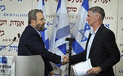 L'ancien Premier ministre Ehud Barak (g) serre la main de Yair Golan en annonçant la formation de son nouveau parti, à Beit Sokolov, à Tel Aviv, le 26 juin 2019. (Crédit : Jacob Magid/Times of Israel)