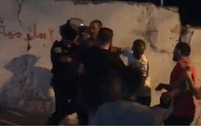 Capture d'écran d'une vidéo qui montrerait un Palestinien blessé par balles par la police israélienne après avoir lancé des feux d'artifice sur les agents dans le quartier Issawiya de Jérusalem-Est, le 27 juin 2019 (Capture d'écran :Twitter)
