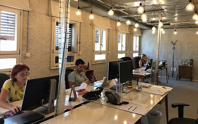 Des employés de Fiverr au travail dans son siège de Tel Aviv, le 6 août 2017. (Shoshanna Solomon/Times of Israel) Des employés de Fiverr au travail dans son siège de Tel Aviv, le 6 août 2017. (Shoshanna Solomon/Times of Israel)
