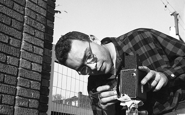 Un auto-portrait au Rolleiflex du jeune Harold Feinstein. (Autorisation) Un auto-portrait au Rolleiflex du jeune Harold Feinstein. (Autorisation)