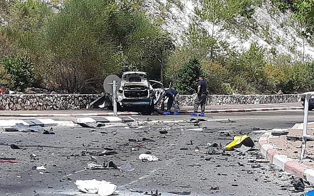 La scène de crime après l'explosion d'une voiture à Nesher, près de Haïfa, le 3 juin 2019. (Crédit : police israélienne) La scène de crime après l'explosion d'une voiture à Nesher, près de Haïfa, le 3 juin 2019. (Crédit : police israélienne)