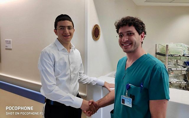 Yisrael Meir Nachumberg (à gauche) serre la main du Dr Michael Samir à sa sortie de l'Hôpital Hadassah Ein Karem à Jérusalem, le 5 juin 2019. (Porte-parole de l'Hôpital Hadassah Ein Kerem) Yisrael Meir Nachumberg (à gauche) serre la main du Dr Michael Samir à sa sortie de l'Hôpital Hadassah Ein Karem à Jérusalem, le 5 juin 2019. (Porte-parole de l'Hôpital Hadassah Ein Kerem)