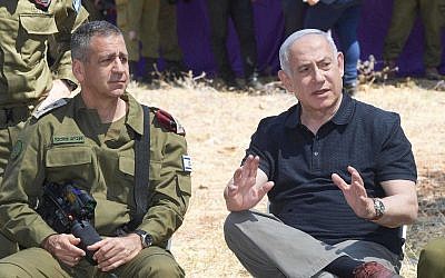 Le Premier ministre Benjamin Netanyahu et le chef d'Etat-major Aviv Kohavi assistent à un entraînement militaire dans le nord d'Israël (Crédit : Amos Ben Gershom/GPO)
