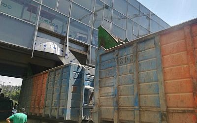 Un camion heurte une passerelle piétonne reliée au centre commercial de Ramot à Jérusalem, le 23 juin 2019. (Police israélienne)