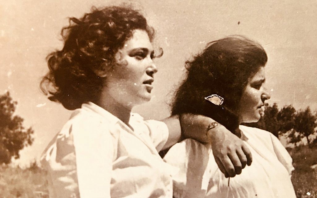 Ella Ben-David, (à gauche), avec une camarade pendant son service au Palmach. (Autorisation)