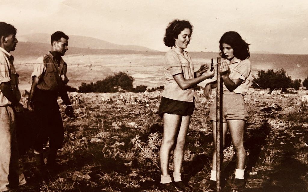 Ella Ben-David, (au centre), installe une clôture de barbelés dans le cadre de son service au Palmach. (Autorisation)