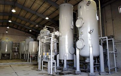 Une photo montre l'intérieur d'une usine de production d'eaux lourdes à Arak en Iran, le 27 octobre 2004 (Crédit : AP/Fars News Agancy, File)