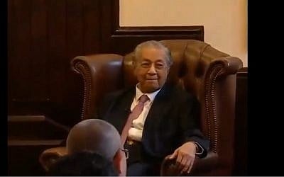 Capture d'écran d'une vidéo du Premier ministre malais Mahathir Mohamad durant un débat organisé par la Cambridge Union durant lequel il a tenu des propos considérés comme antisémites. (Crédit : YouTube)