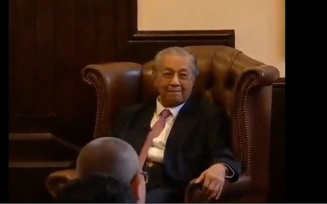 Capture d'écran d'une vidéo du Premier ministre malais Mahathir Mohamad durant un débat organisé par la Cambridge Union durant lequel il a tenu des propos considérés comme antisémites. (Crédit : YouTube)