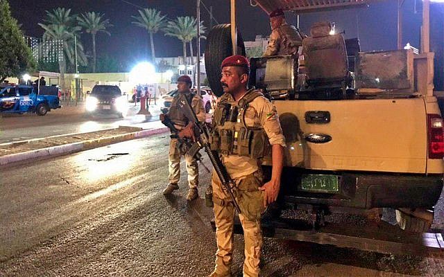 Des forces de sécurité irakiennes montent la garde devant l'ambassade bahreïnie à Bagdad, après une manifestation contre les sommet américain sur l'économie palestinienne, le 27 juin 2019. (Crédit : AP/Ali Abdul Hassan) Des forces de sécurité irakiennes montent la garde devant l'ambassade bahreïnie à Bagdad, après une manifestation contre les sommet américain sur l'économie palestinienne, le 27 juin 2019. (Crédit : AP/Ali Abdul Hassan)