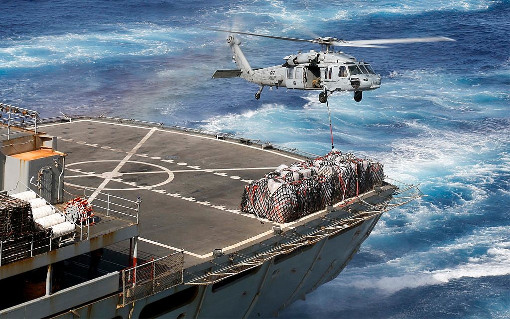 Un hélicoptère livre des équipements au porte-avions américain USS Abraham Lincoln en Méditerranée qui se dirige vers le Golfe persique, le 8 mai 2019. (Crédit : US Navy/Michael Singley) Un hélicoptère livre des équipements au porte-avions américain USS Abraham Lincoln en Méditerranée qui se dirige vers le Golfe persique, le 8 mai 2019. (Crédit : US Navy/Michael Singley)