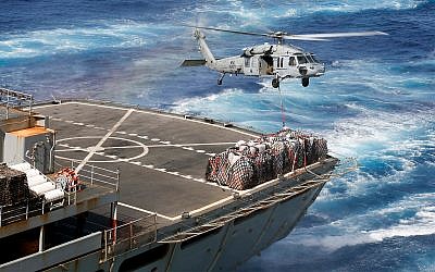 Un hélicoptère livre des équipements au porte-avions américain USS Abraham Lincoln en Méditerranée qui se dirige vers le Golfe persique, le 8 mai 2019. (Crédit : US Navy/Michael Singley)