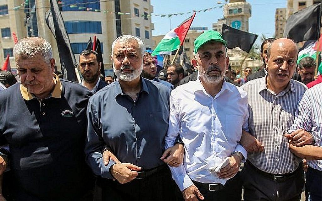 Les dirigeants du Hamas, Ismail Haniyeh et Yahya Sinwar dans la bande de Gaza, le 26 juin 2019. (Crédit : Hassan Jedi/Flash90)