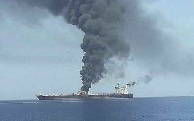 Un pétrolier en feu en mer d'Oman, le 13 juin 2019. (Crédit : IRIB News Agency via AP)
