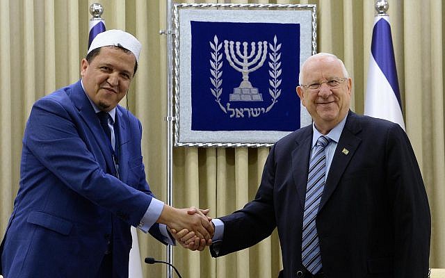 Le président Reuven Rivlin rencontre l'imam français Hassen Chalgoumi à Jérusalem, le 16 juin 2019 (Crédit :  Mark Neiman/GPO)