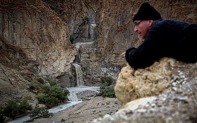 Inondations après quelques jours de fortes pluies dans le ruisseau Kidron dans le désert de Judée, le 27 novembre 2014. Les eaux usées de nombreux quartiers de Jérusalem-Est et de plusieurs quartiers juifs - y compris la zone autour de la Vieille-Ville et près de la place Safra - se déversent, telles quelles, sans aucun traitement dans le cours du fleuve. (Yossi Zamir/Flash90)
