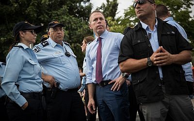 Le ministre de la Sécurité publique Gilad Erdan, (au centre), avec les forces de police lors du défilé annuel de la Gay Pride à Jérusalem, le 6 juin 2019. (Yonatan Sindel/Flash90)