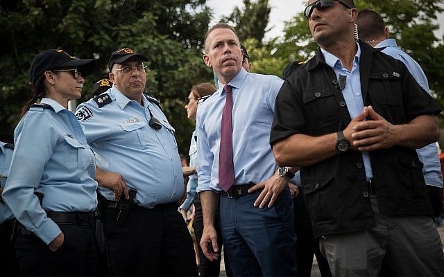 Le ministre de la Sécurité publique Gilad Erdan, (au centre), avec les forces de police lors du défilé annuel de la Gay Pride à Jérusalem, le 6 juin 2019. (Yonatan Sindel/Flash90)