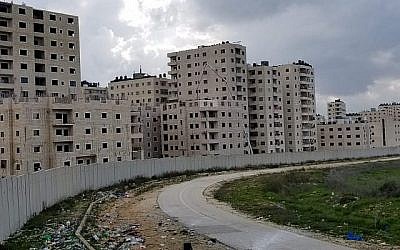 La barrière de sécurité qui sépare Kafr Aqab du reste de Jérusalem, le 20 février 2019. (Crédit Adam Rasgon/Times of Israel) La barrière de sécurité qui sépare Kafr Aqab du reste de Jérusalem, le 20 février 2019. (Crédit Adam Rasgon/Times of Israel)