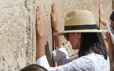 L'ex-ambassadrice américaine aux Nations unies Nikki Haley au mur Occidental à Jérusalem, le 26 juin 2019. (Crédit : Oren Ben Hakon/Israel Hayom) L'ex-ambassadrice américaine aux Nations unies Nikki Haley au mur Occidental à Jérusalem, le 26 juin 2019. (Crédit : Oren Ben Hakon/Israel Hayom)