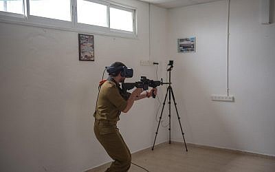 A titre d'illustration. Un soldat israélien effectue un exercice d'entraînement au moyen d'un décor de réalité virtuelle. (Armée israélienne) A titre d'illustration. Un soldat israélien effectue un exercice d'entraînement au moyen d'un décor de réalité virtuelle. (Armée israélienne)