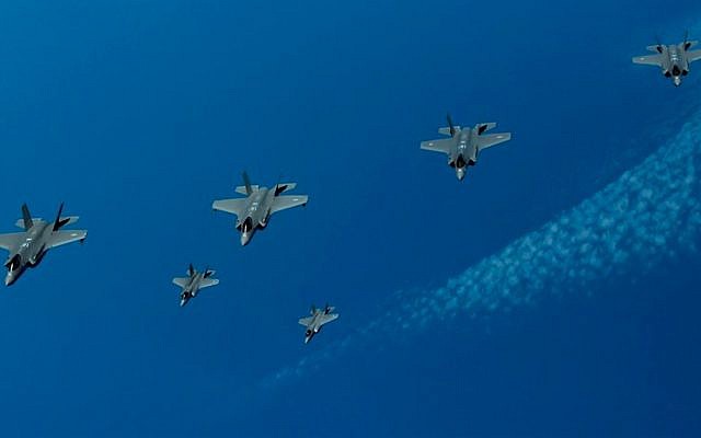 Des F-35 israéliens, américains et britanniques participent à un exercice militaire au-dessus de la mer Méditerranée, le 25 juin 2019. (Crédit : armée israélienne) Des F-35 israéliens, américains et britanniques participent à un exercice militaire au-dessus de la mer Méditerranée, le 25 juin 2019. (Crédit : armée israélienne)