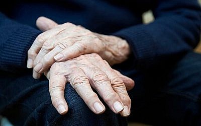 Image d'un patient âgé atteint de la maladie de Parkinson (Highwaystarz-Photography; iStock par Getty Images)
