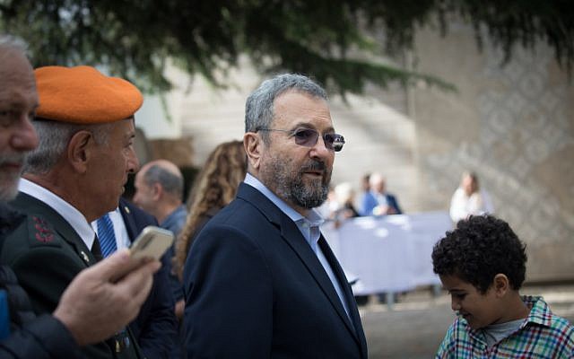 L'ancien Premier ministre Ehud Barak à un événement pour les soldats exceptionnels à la résidence du Président à Jérusalem, le 9 mai 2019. (Noam Revkin Fenton/Flash90) L'ancien Premier ministre Ehud Barak à un événement pour les soldats exceptionnels à la résidence du Président à Jérusalem, le 9 mai 2019. (Noam Revkin Fenton/Flash90)