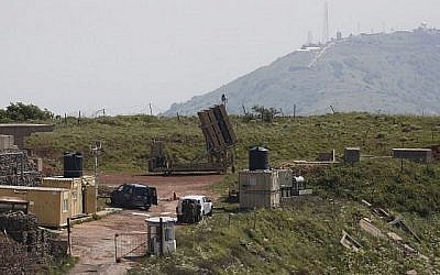 Une photo prise le 9 avril 2018 montre une batterie de défense du Dôme de fer, qui est conçue pour intercepter et détruire des roquettes à courte portée et des tirs d'artillerie. Elle est déployée sur les Plateaux du Golan à proximité de la frontière avec la Syrie. (Jalaa Marey/AFP)