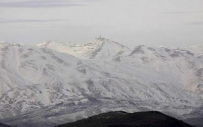 Une photo prise du coté israélien du Plateau du Golan qui montre que la neige a recouvert la montagne à l'intérieur de la Syrie, le 20 janvier 2019. (Jalaa Marey/AFP)