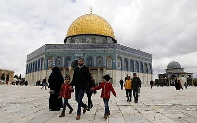 Des fidèles palestiniens passent à côté de la Mosquée du Mont du Temple, situé dans l'enceinte al-Aqsa sur le mont du Temple dans la vieille ville de Jérusalem,e le 1 mars 2019 avant les prières de vendredi midi.  
(Ahmad Gharabli/AFP)