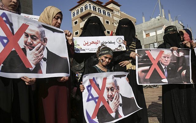 Des supportrices palestiniennes du groupe terroriste Jihad islamique portent des pancartes du président américain Donald Trump et du Premier ministre Benjamin Netanyahu lors d'une manifestation contre l'atelier économique du Bahreïn dans le sud de la bande de Gaza à Rafah, le 18 juin 2019. (SAID KHATIB / AFP) Des supportrices palestiniennes du groupe terroriste Jihad islamique portent des pancartes du président américain Donald Trump et du Premier ministre Benjamin Netanyahu lors d'une manifestation contre l'atelier économique du Bahreïn dans le sud de la bande de Gaza à Rafah, le 18 juin 2019. (SAID KHATIB / AFP)
