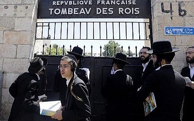Des hommes juifs ultra-orthodoxes à qui on a refusé l'entrée sur le site du Tombeau des Rois possédé et administré par le consulat français de Jérusalem parce qu'ils n'ont pas pré-enregistré leur visite à travers le site internet qu'ils n'utilisent pas pour des raisons religieuses, à Jérusalem est le 27 juin 2019. (Photo par MENAHEM KAHANA / AFP)