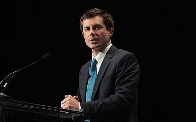 Pete Buttigieg, candidat à l'investiture démocrate pour la présidentielle et maire de South Bend dans l'Indiana s'exprime au Dîner du Hall of Fame du parti démocrate de l'Iowa, le 9 juin 2019 à Cedar Rapids, Iowa. (Scott Olson/Getty Images/AFP) Pete Buttigieg, candidat à l'investiture démocrate pour la présidentielle et maire de South Bend dans l'Indiana s'exprime au Dîner du Hall of Fame du parti démocrate de l'Iowa, le 9 juin 2019 à Cedar Rapids, Iowa. (Scott Olson/Getty Images/AFP)