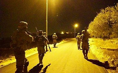 Des soldats de Tsahal lors d'opérations nocturnes en Cisjordanie, el 27 novembre 2016. (Crédit : Porte-parole Tsahal)