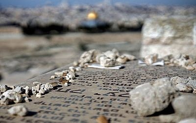 Le cimetière juif du mont des Oliviers surplombe la Vieille Ville de Jérusalem.(Thomas Coex/AFP/Getty Images via JTA)