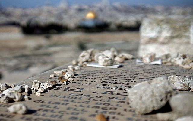 Le cimetière juif du mont des Oliviers surplombe la Vieille Ville de Jérusalem.(Thomas Coex/AFP/Getty Images via JTA)