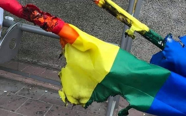 Des drapeaux gay qui ont été trouvés brûlés à Ramat Gan le 2 juin 2019 avant la première Gay Pride de l'histoire de la ville qui est prévue le 7 juin 2019. (Facebook) Des drapeaux gay qui ont été trouvés brûlés à Ramat Gan le 2 juin 2019 avant la première Gay Pride de l'histoire de la ville qui est prévue le 7 juin 2019. (Facebook)