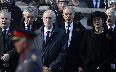 La Première ministre britannique Theresa May, à droite, l'ancien Premier ministre Tony Blair, au centre droit, le chef du parti Travailliste Jeremy Corbyn, au centre, l'ancien Premier ministre Gordon Brown, tout à gauche, participent à la cérémonie du Dimanche de la mémoire au Cénotaphe à Londres, le dimanche 11 novembre 2018. (AP Photo/Alastair Grant)