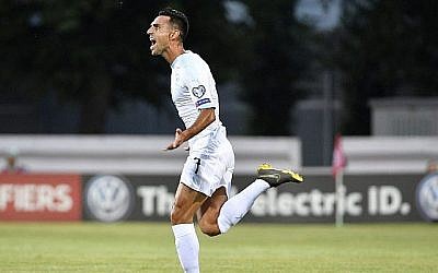 Eran Zahavi exulte après avoir marqué un but dans un match de qualification du groupe G pour l'Euro 2020 entre la Lettonie et Israël à Riga, en Lettonie le 7 juin 2019. (AP Photo/Roman Koksarov)