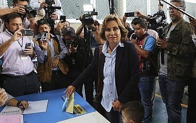 Sandra Torres, candidate à la présidence pour le parti de l'Unité Nationale d'Espoir, UNE, pose pour des photographes tout en mettant son bulletin de vote lors des élections générales à Guatemala city, le 16 juin 2019.(AP Photo/Oliver de Ros)