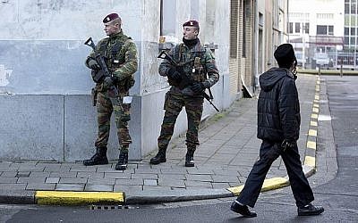 Une patrouille de commando para belge à proximité d'une synagogue au centre d'Antwerp en Belgique, le 17 janvier 2015.(AP Photo/Virginia Mayo)