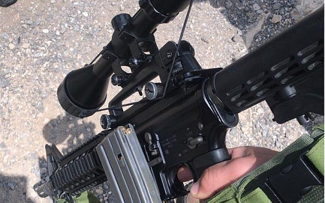Photo du M-16 saisi par Tsahal en Cisjordanie. (Crédit : Twitter) Photo du M-16 saisi par Tsahal en Cisjordanie. (Crédit : Twitter)