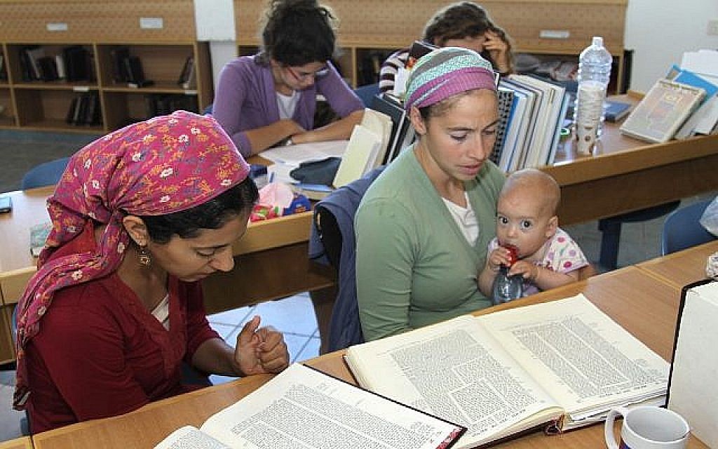 Des femmes juives orthodoxes étudient le Talmud au séminaire d'étude religieuse du Kibboutz Migdal Oz, le 23 mai 2013.(FLASH90 / Gershon Elinson)