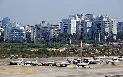 Une vue de l'aéroport Sde Dov à Tel Aviv, le 11 octobre 2013. (Crédit photo : Moshe Shai/Flash90)