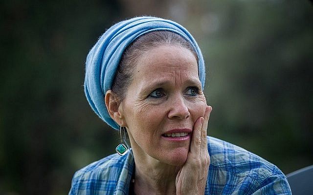 Rachelle Fraenkel, mère de l'adolescent juif Naftali Fraenkel qui a été enlevé et assassiné en 2014, lors d'un entretien à Not Ayalon dans le centre d'Israël, le 18 décembre 2014. (Miriam Alster/FLASH90)