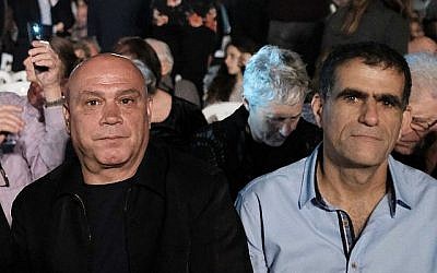 Des membres du Meretz Issawi Frej (gauche) et Mossi Raz participent à une cérémonie du Jour de mémoire à Tel Aviv le 17 avril 2018. (Tomer Neuberg/Flash90) Des membres du Meretz Issawi Frej (gauche) et Mossi Raz participent à une cérémonie du Jour de mémoire à Tel Aviv le 17 avril 2018. (Tomer Neuberg/Flash90)