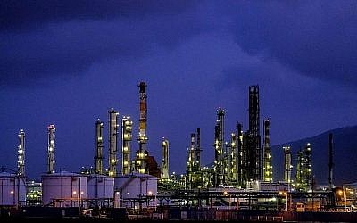 Une photo d'une raffinerie de pétrole d'Haïfa et d'autres zones industrielles, le 5 mai 2017. (Yaniv Nadav/Flash90)